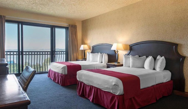 Shoreline Inn & Conference Center, an Ascend Collection Hotel