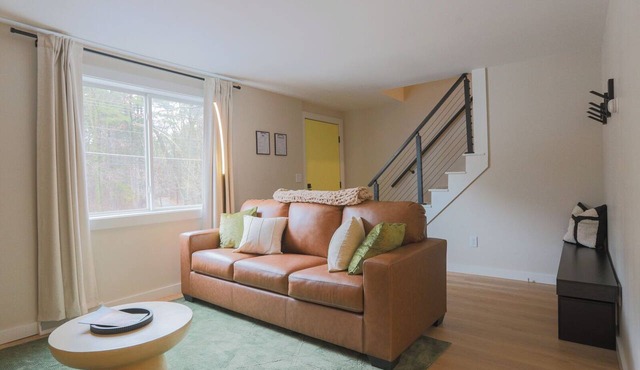 Shoreline Scandi Suite: Townhouse Near Trails