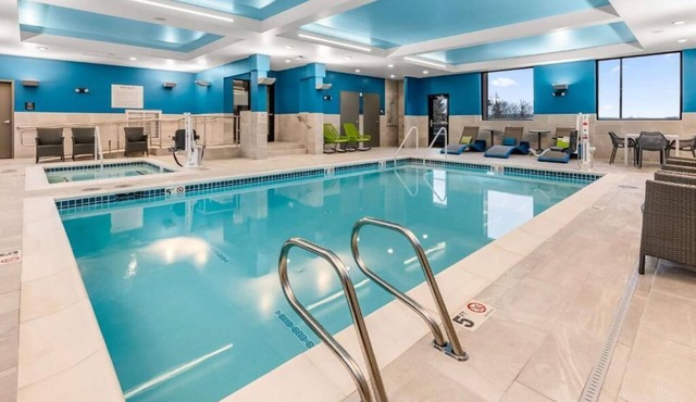 Short Drive to Oregon Zoo! 2 Units, Indoor Pool, Free Parking and Breakfast!