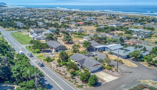 Single-level, Modern Comfort, 2 Blocks from Beach and Bayshore Beach Club pool!