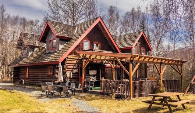 Sleeps 16! Moose Lodge Log Cabin and Chalet & Hot Tub in Anchorage