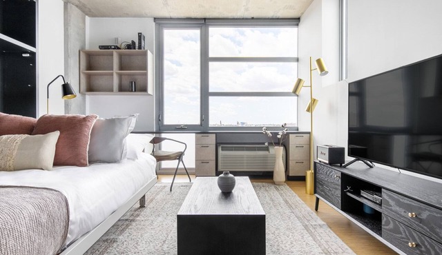Smart Lincoln Park Studio w/W/D, walk to L & New City, by Blueground