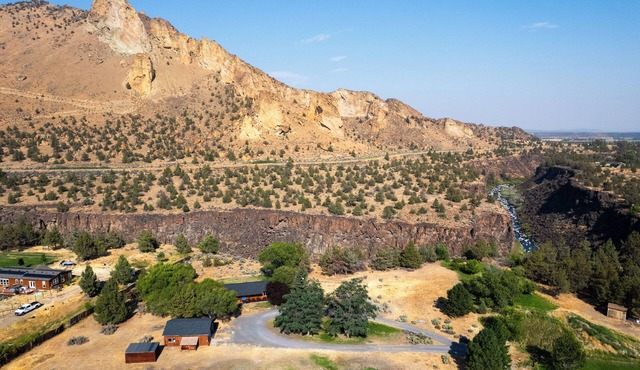 Smith Rock Base Camp - 2 BDR Stunner for 6, Steps from Smith Rock State Park!