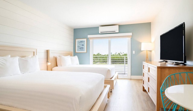 Snorkeling & Kayaking Resort! Seaside Villa, Patio, Breakfast, Pool, Parking!