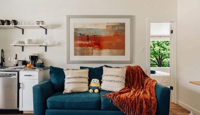SoCo Affordable Modern Retreat ❤️ Local Art | RainShower | Near South Congress
