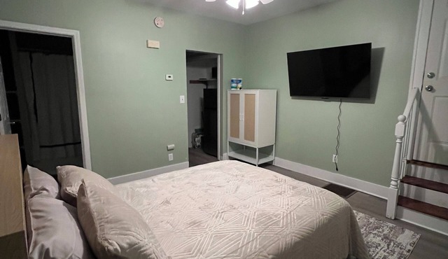 Soothing studio with AC/Heat in charming Hammond