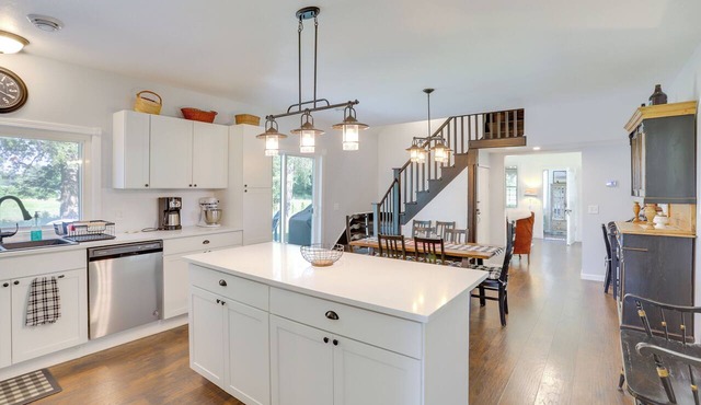South Haven Farmhouse w/Fire Pit, 4 Mi to Beach!