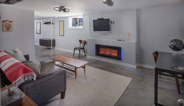 Southeast Portland Retreat - Private Entrance - Walkable to Restaurants & Bars - 5 Min to Downtown