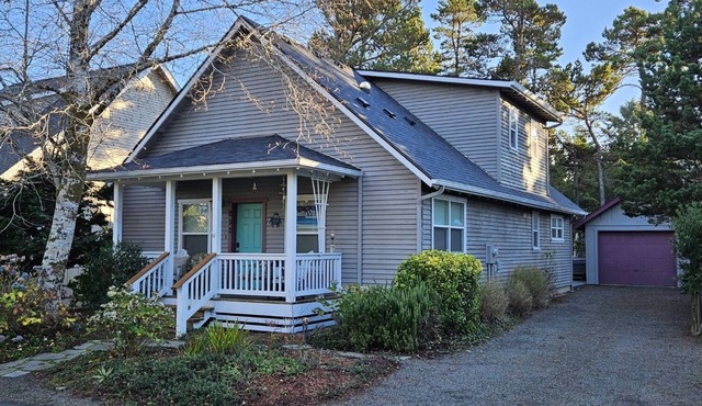 Spa, Game room, Pool table, Short walk to beach through beautiful neighborhood!