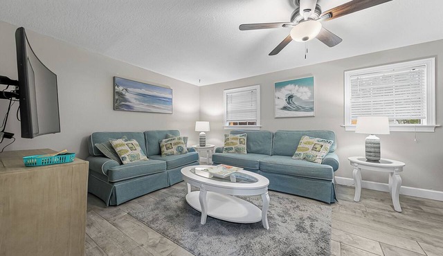 Space Coast Pool Haven - King Bed - Beaches Nearby