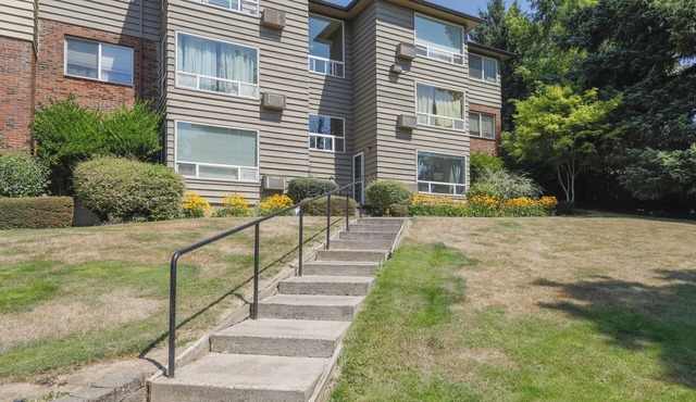 Spacious 1-bdr on Canyon Rd. Designated Parking.