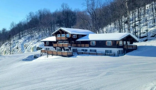 Spacious 10-bedroom chalet with WiFi and AC in delightful Upson - Floor 2