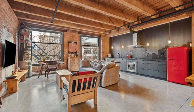 Spacious 1200sqft Gastown Loft with Parking in Vancouver