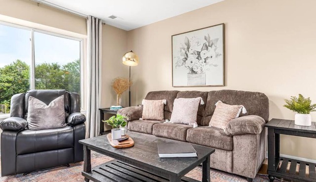 Spacious 1BR Upper Flat in the Heart of Roseville