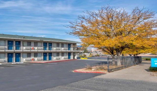 Spacious 2-bed Non-Smoking Oasis in Albuquerque
