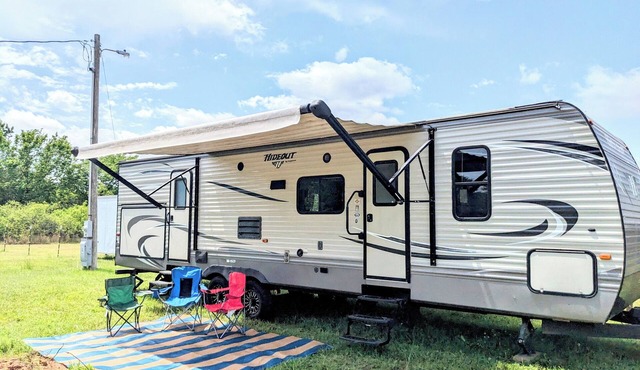 Spacious 2 Bedroom Bunkhouse RV, Farm View, Family and Dog Friendly