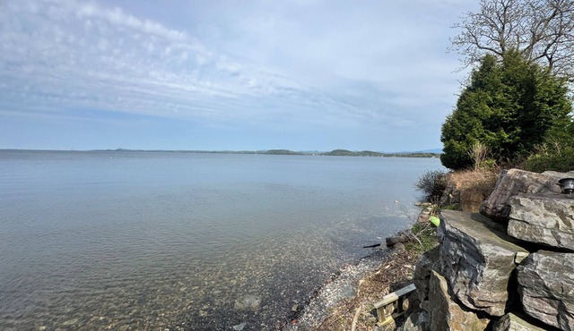 Spacious 2 BR Cottage house - Lake views - beach access.