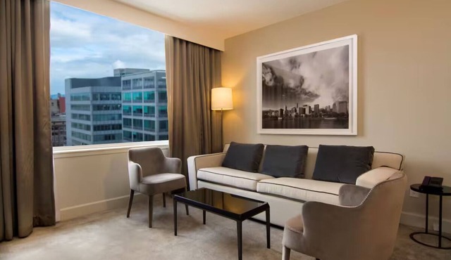 Spacious 2-Queen Penthouse Suite – Top Floor Stay w/City Views