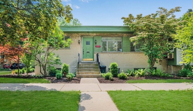 Spacious 3 Bedroom 1 Bathroom Rogers Park Town House Budget-Friendly