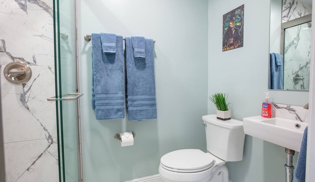 Spacious 3 bedroom Condo 15 Minutes to Downtown
