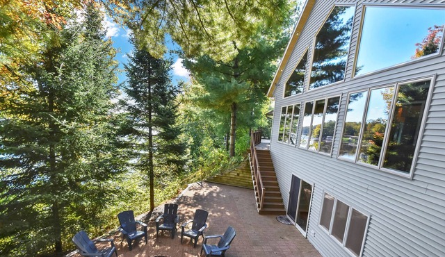 Spacious 3 story lakefront cottage on Chute pond (lake)