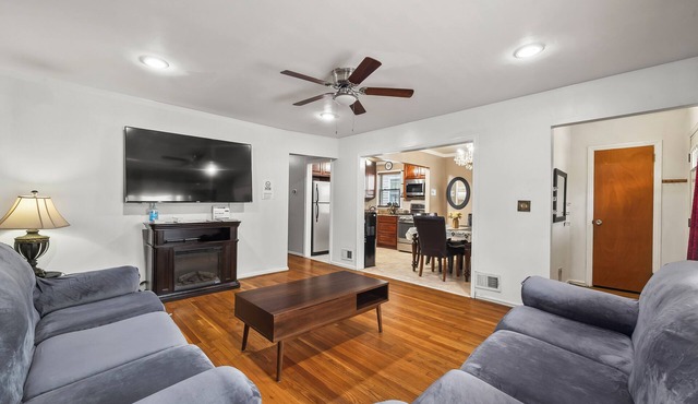 Spacious 3BDR, Outdoor Porch, 8min to Train Station, 2 FREE Parking, NYC, EWR in Bayonne