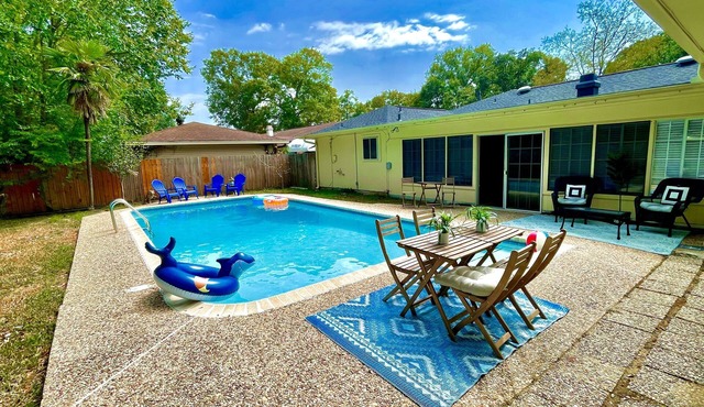 Spacious 3bed 2 bath with 3 King Beds. Pool/Game room. Centrally located