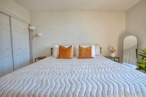 Spacious 3BR in Flatbush w King Bed, 2 Queens, Fast Wifi, AC