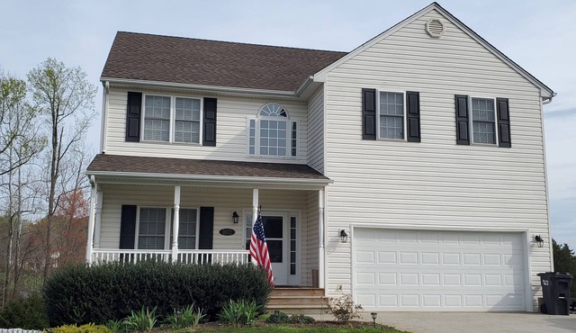 Spacious 4 Bedroom 2.5 Bath Home, great location! in Forest