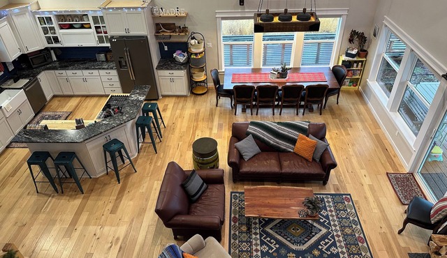 Spacious 4-Bedroom Family-Friendly Home with Hilltop Views and Fiber Optic WiFi