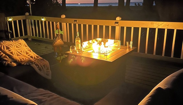 Spacious 4-bedroom lakefront house - Comfortably sleeps 12 - 15 mins. To Lambeau