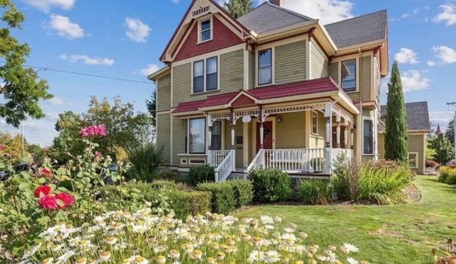 Spacious 4-bedroom Victorian home, sleeps up to 14, for Family or Bridal Getaway
