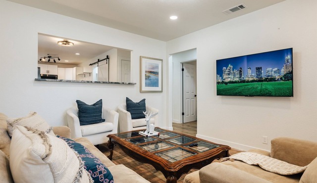 Spacious 4BR SoCo Retreat by Barton springs, Zilker❤️ Near Downtown