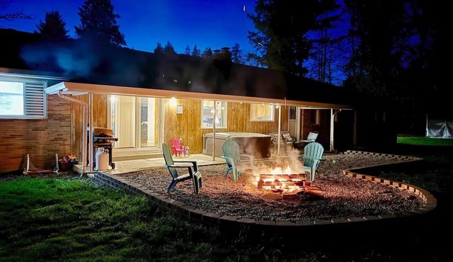 Spacious 5-bedroom home w/hot tub - events allowed, lots of parking