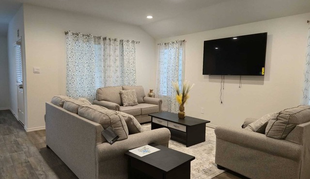 Spacious 5-bedroom house with WiFi and AC in charming Richmond. in Richmond