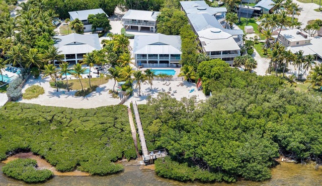 Spacious 5BR home in Islamorada, perfect for 14 guests with ocean views.