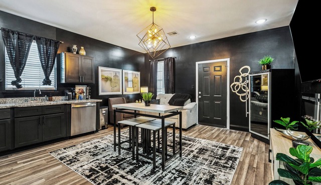 Spacious 5BR NOLA Loft, Perfect for Groups, King Bed