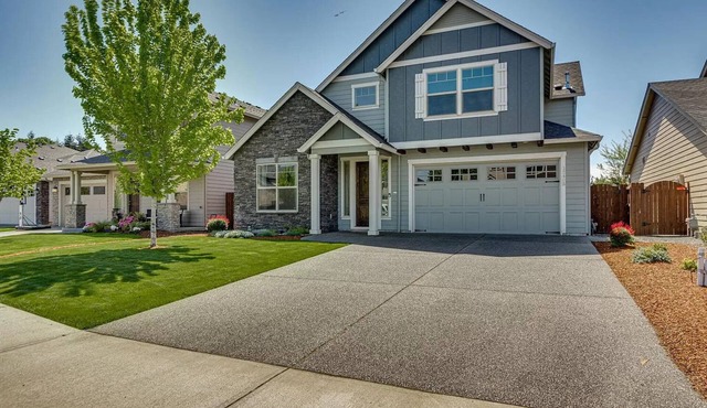 Spacious 5BR Retreat, Hot Tub, Sleeps 12, Pets