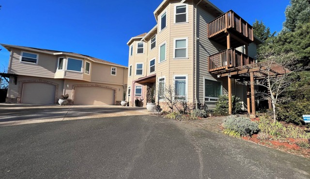 Spacious 6-bedroom house with AC, fitness room in gated quiet area Happy Valley