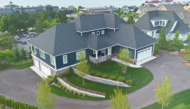 Spacious 7-bedroom retreat in beautiful Bay Harbor, perfect for large groups!