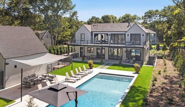 Spacious 8-bedroom NEW Construction house in East Hampton