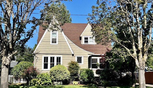 Spacious basement apt. Off-street parking, washer & dryer, kitchenette, sleeps 4