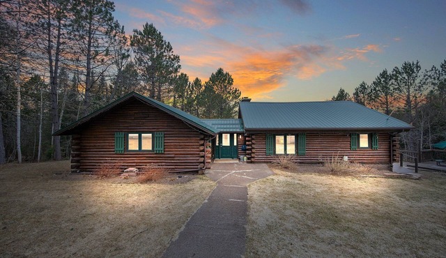 Spacious cabin on beautiful Caribou Lake
