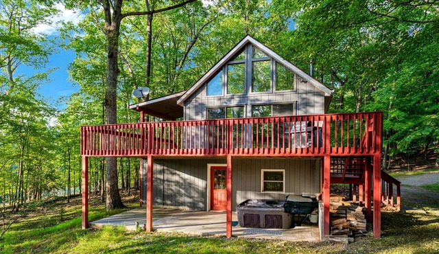 Spacious Chalet-Cabin with Hot Tub, Huge Deck, Fire Pit All Just a 15 Minute Walk to Sleepy Creek in Berkeley Springs, WV in Berkeley Springs