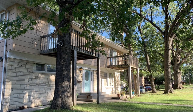 Spacious comfortable apartment. Close to downtown, Newbo, easy access to I 380 in Cedar Rapids