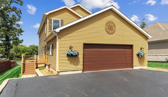 Spacious & Comfortable 3 bedroom +loft home in McHenry on the Fox River sleeps 8 in McHenry