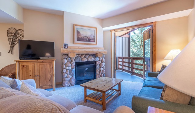 Spacious condo that sleeps 4, steps from the lifts, free wifi & parking in Copper Mountain