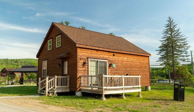 Spacious Couples Log Cabin White Mountains