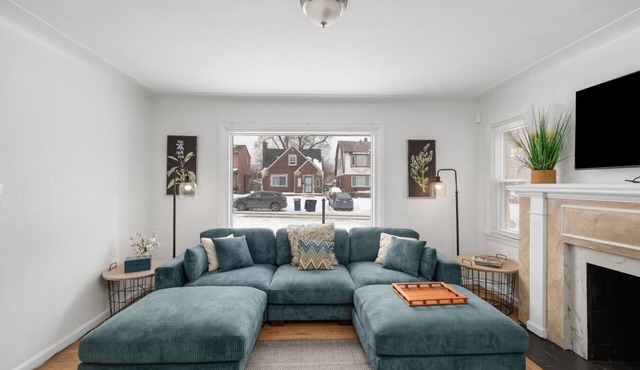 Spacious Detroit Home | Parking | Sleeps 10