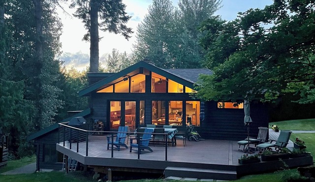 Spacious Family Cabin on tree lined property w/Mount Hood & Mount Adams views!